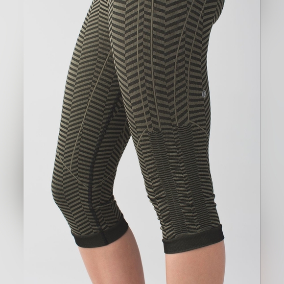 Lululemon In the Flow Crop II Heathered Fatigue Green size 6 Leggings Pants - Picture 2 of 4